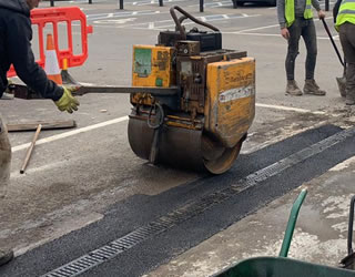 Road surfacing crew